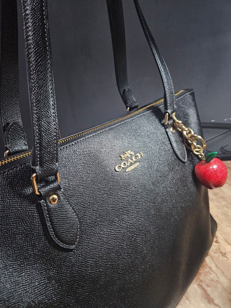 Coach Gallery Tote - Black (Category: Luxury Bags & Wallets) located in Angono. Submitted by juleespreloved (Listing ID 1454265431, Image 2). Description: Authentic Coach ✨️ Comes with: Hangtag Condition: Excellent, Used only once. Hardware Condition: 90% above Location: Angono, Rizal MOD: JnT or Lalamove (if around Metro Manila and Rizal) Payment first basis, videocall all you want. DM Me! 🍒.