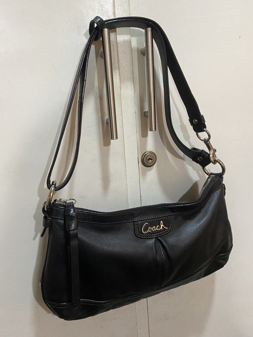 Coach Park East West Two-way Bag (Category: Luxury Bags & Wallets) located in Manila. Submitted by satchl.archives (Listing ID 1450611613, Image 1). Description: - can be shoulder/crossbody bag - 9/10, minor issue on pull tab. no issue on leather, hardware and interior - negotiable 📍Antipolo.