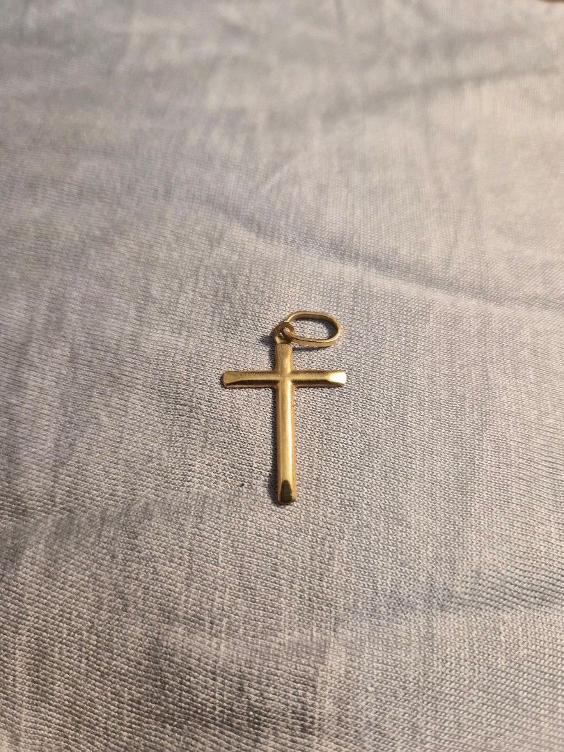 cross pendant (Category: Body Jewelry) located in Cavite. Submitted by mayzenrah (Listing ID 1454189746, Image 1). Description: pawnable ✅ 18k (750 stamp)✅.