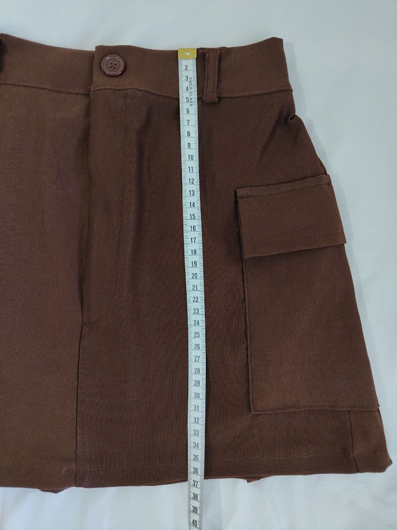 Dark brown cargo highwaist skirt (Category: Skirts) located in Cavite. Submitted by itstrish23 (Listing ID 1454265901, Image 3). Description: Stretchable cargo skirt with side pockets makapal ang tela 🤌🏼 woven fabric (soft material) never been used see photos for measurement seller from Cavite.