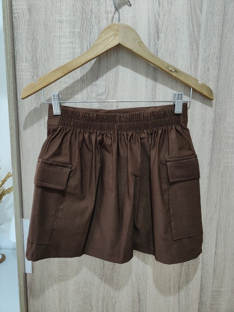 Dark brown cargo highwaist skirt (Category: Skirts) located in Cavite. Submitted by itstrish23 (Listing ID 1454265901, Image 2). Description: Stretchable cargo skirt with side pockets makapal ang tela 🤌🏼 woven fabric (soft material) never been used see photos for measurement seller from Cavite.