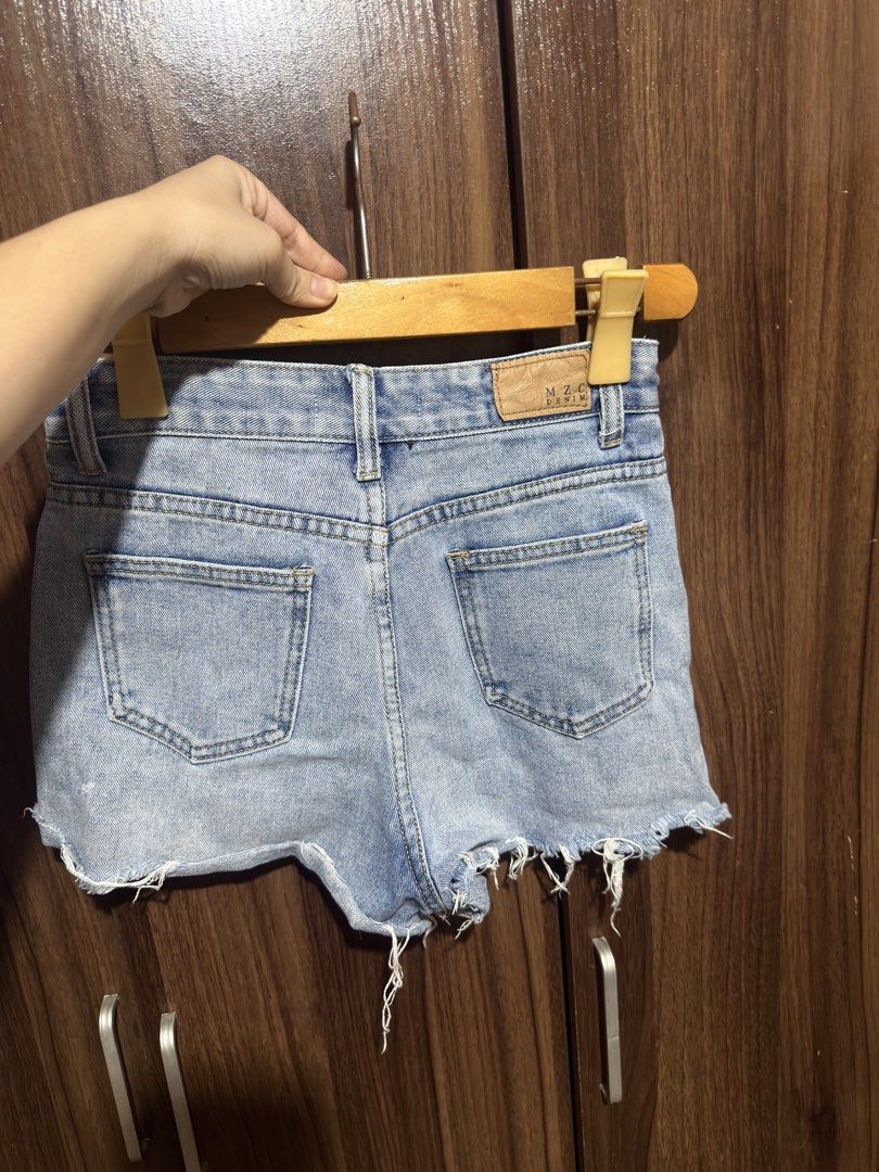 Denim Short (Category: Shorts) located in Cavite. Submitted by rrppreloved (Listing ID 1454197250, Image 3). Description: Can fit 25-26in waistline.