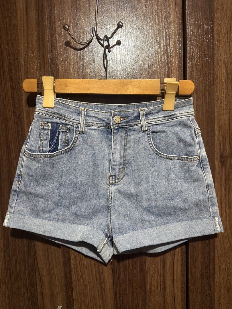 Denim Short (Category: Shorts) located in Cavite. Submitted by rrppreloved (Listing ID 1454197488, Image 2). Description: Can fit 25-26in wasitline.