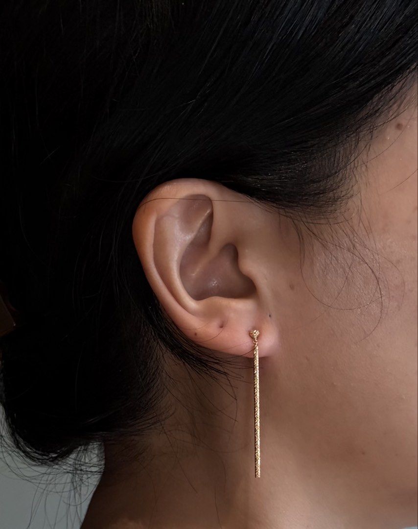 Diacut Bar Earrings (Category: Earrings) located in Cebu City. Submitted by virnee (Listing ID 1454191707, Image 3). Description: 18k Japan Gold 4.5cm Gold locks encased with silicone Item Code: 012026296.