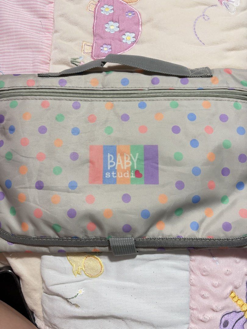 Diaper Changing Pad (Category: Diaper Bags & Wetbags) located in Manila. Submitted by ririkah (Listing ID 1454355654, Image 3). Description: Zipper is broken and everything else is working 100% fine.