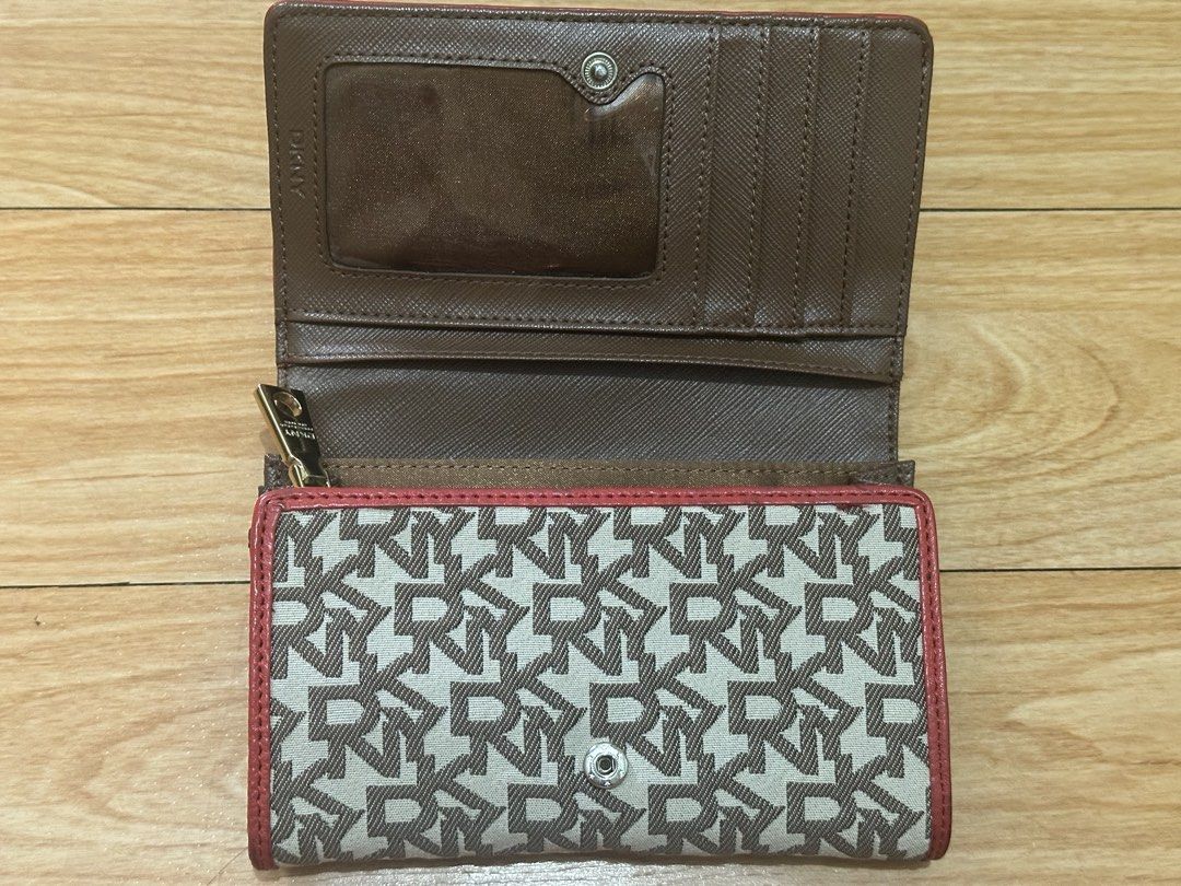 Dkny wallet (Category: Luxury Bags & Wallets) located in Antipolo. Submitted by ririwearph (Listing ID 1454270112, Image 2). Description: Original dkny wallet and Lightly used .