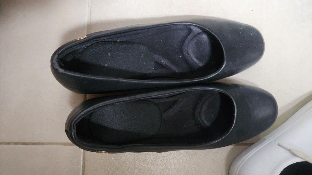EasySoft White Sneakers & Parasian Black Shoes Bundle (Category: Flats & Sandals) located in Manila. Submitted by panccino (Listing ID 1454271353, Image 2). Description: black shoes EU41/UK 8/US 10 white EasySoft shoes a EU40/UK 7/US9 FOR TAKE ALL 700 TINGI- black shoes 450 white shoes 300 Kunin nyonna plss huhu can trade for make up related or cosplay/merchs MOP : Gcash MOD : J&T, Lalamove, can meet up if near Loc: Manila Taft.