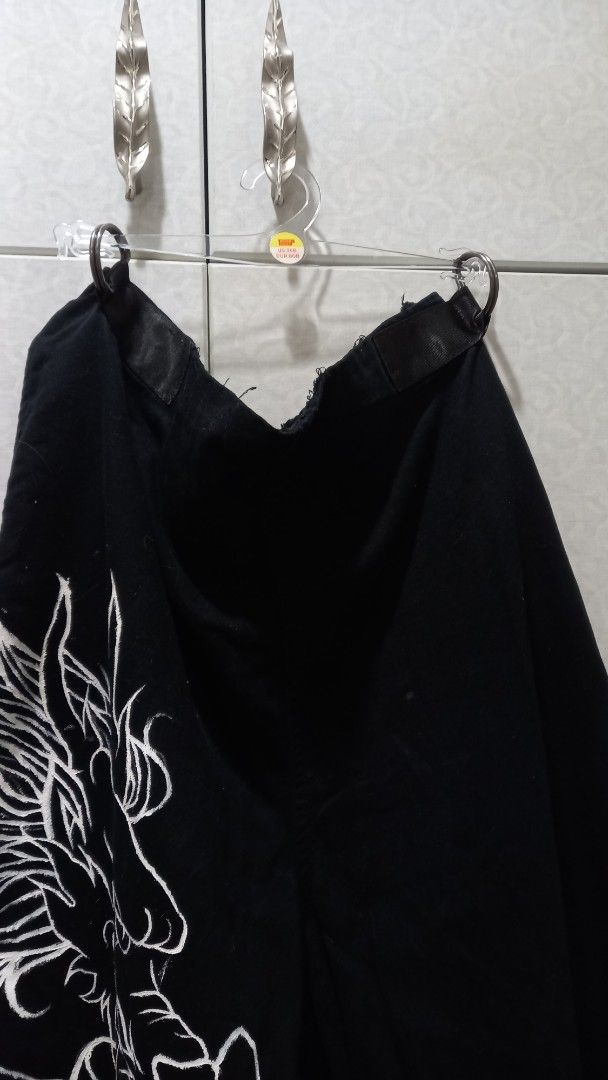 Forever 21 Black Dragon Print Jogger Pants (Category: Joggers) located in Manila. Submitted by miss66449 (Listing ID 1454199452, Image 2). Description: - unisex Forever 21 black jogger pants - Features a cool white dragon graphic print on one leg - Elastic waistband with drawstring - Cuffed ankles - Metal D-rings at the waist - Ideal for casual wear.