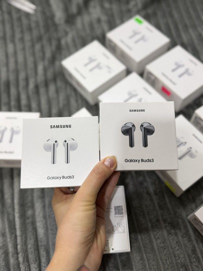 Galaxy Buds 3 Brandnew (Category: Earphones) located in San Juan City. Submitted by rjean02 (Listing ID 1454255883, Image 1). Description: 2200 silver 2500 white Brandnew original sealed wearable connect location Theatermall Greenhills.