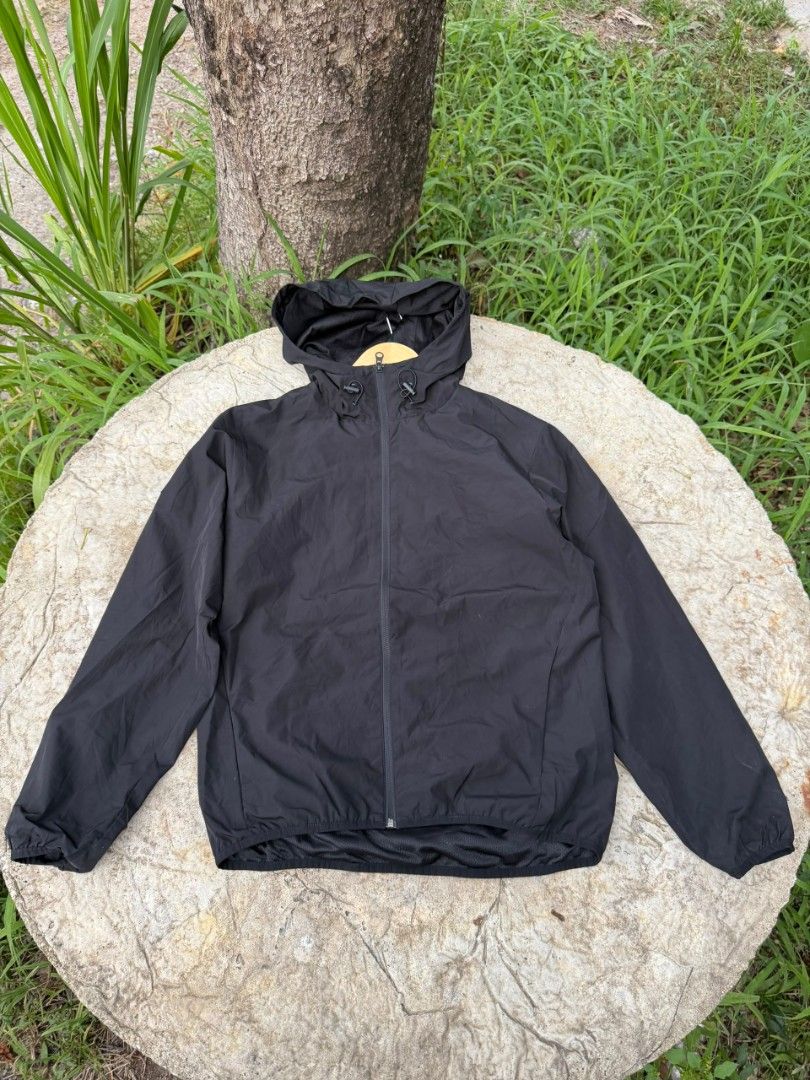 Gu Windproof outer jacket (Category: Coats, Jackets and Outerwear) located in Kuala Ketil. Submitted by noratika5767669 (Listing ID 1454344532, Image 1). Description: inbox 📥 sila rujuk gambar sebelum membeli ⭐.
