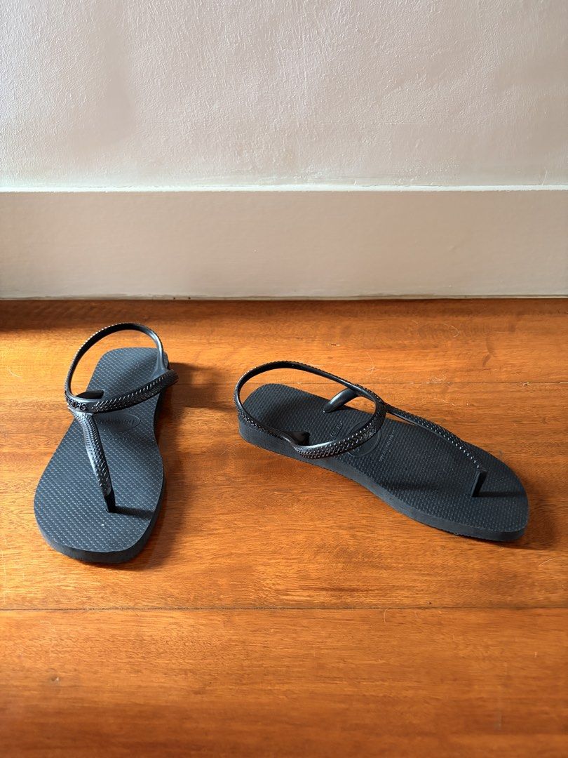 Havaianas Flash Urban Sandals – Black (Category: Flats & Sandals) located in Las Pinas. Submitted by mdacloset (Listing ID 1454250469, Image 2). Description: Selling my authentic Havaianas Flash Urban sandals in Black. **looks blue in some photos due to lighting, but is 100% black Size: 37-38 Condition: - Excellent, brand new condition RFS: - decluttering / have other pairs of havianas I wear more .