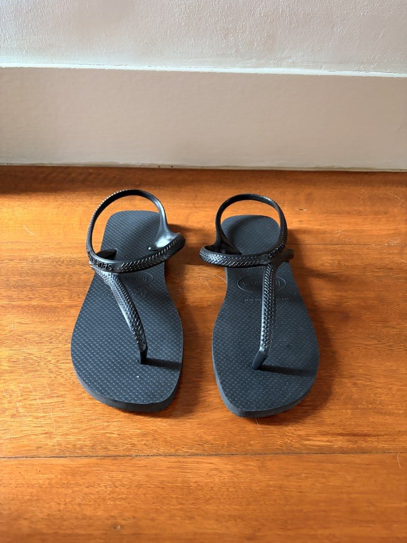 Havaianas Flash Urban Sandals – Black (Category: Flats & Sandals) located in Las Pinas. Submitted by mdacloset (Listing ID 1454250469, Image 1). Description: Selling my authentic Havaianas Flash Urban sandals in Black. **looks blue in some photos due to lighting, but is 100% black Size: 37-38 Condition: - Excellent, brand new condition RFS: - decluttering / have other pairs of havianas I wear more .