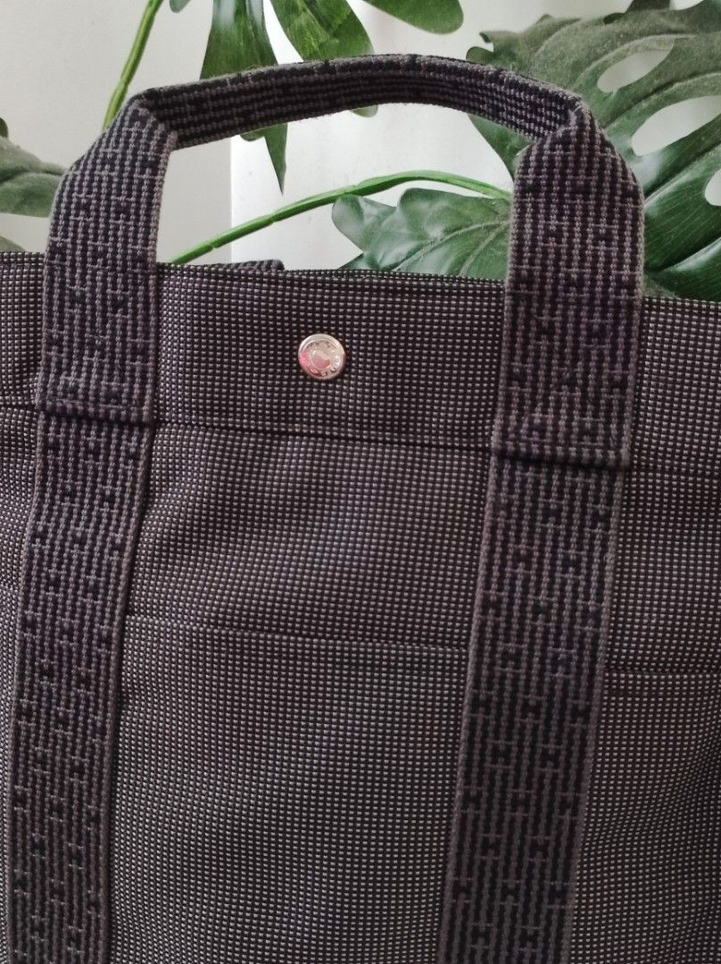 Hermes Bagpack (Category: Luxury Bags & Wallets) located in Santa Rosa. Submitted by sassycollection. (Listing ID 1454212120, Image 2). Description: .