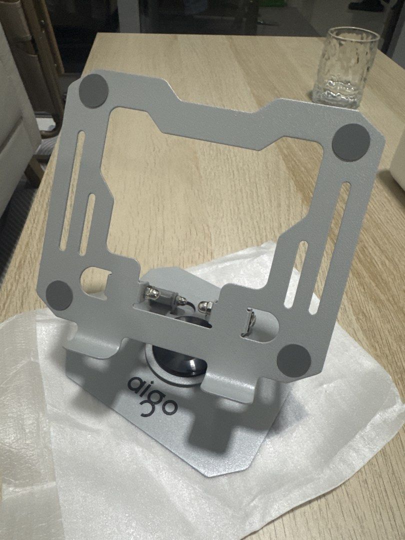 Ipad stand (Category: Other Accessories) located in Singapore. Submitted by samis (Listing ID 1454316644, Image 1). Description: Brand new Have grey and black to choose .