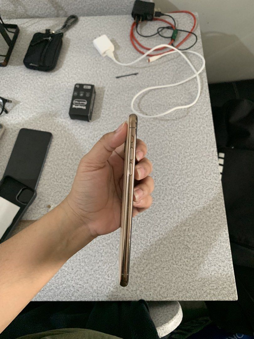 IPHONE 11 PROMAX 256gb (Category: iPhone 11 Series) located in Manila. Submitted by ferrerdoro36578 (Listing ID 1454234182, Image 2). Description: Basag yung screen but good to use. 72% battery No face id.