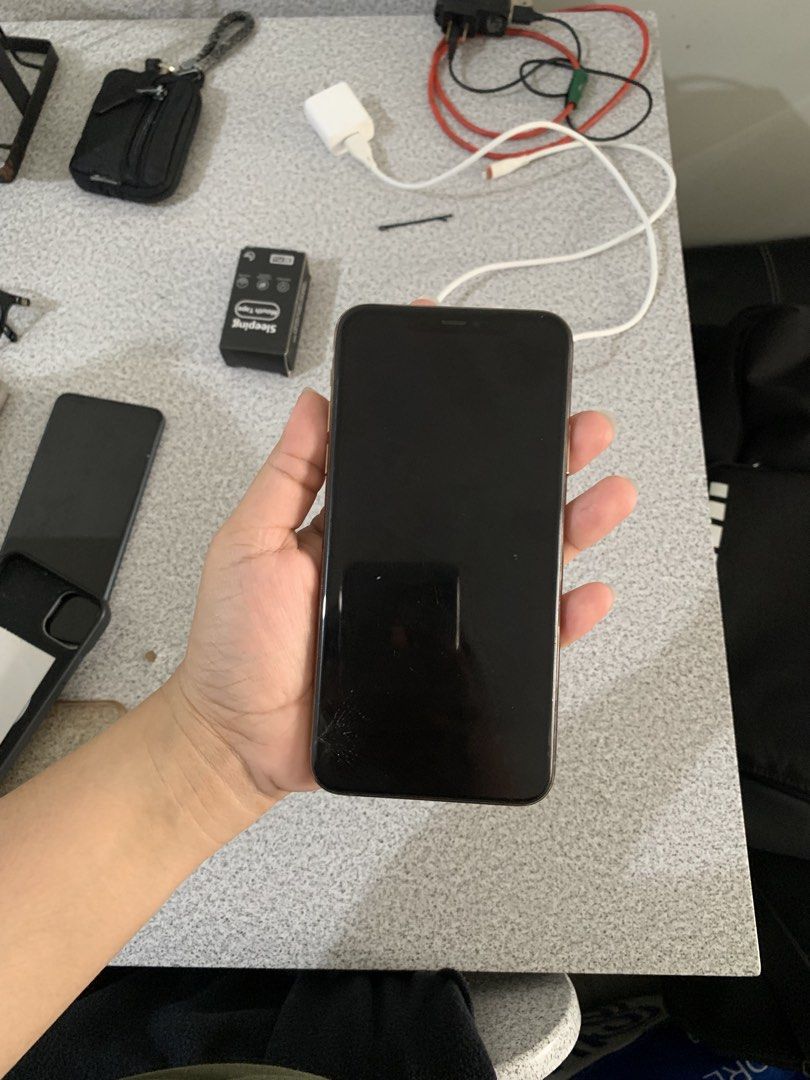 IPHONE 11 PROMAX 256gb (Category: iPhone 11 Series) located in Manila. Submitted by ferrerdoro36578 (Listing ID 1454234182, Image 1). Description: Basag yung screen but good to use. 72% battery No face id.