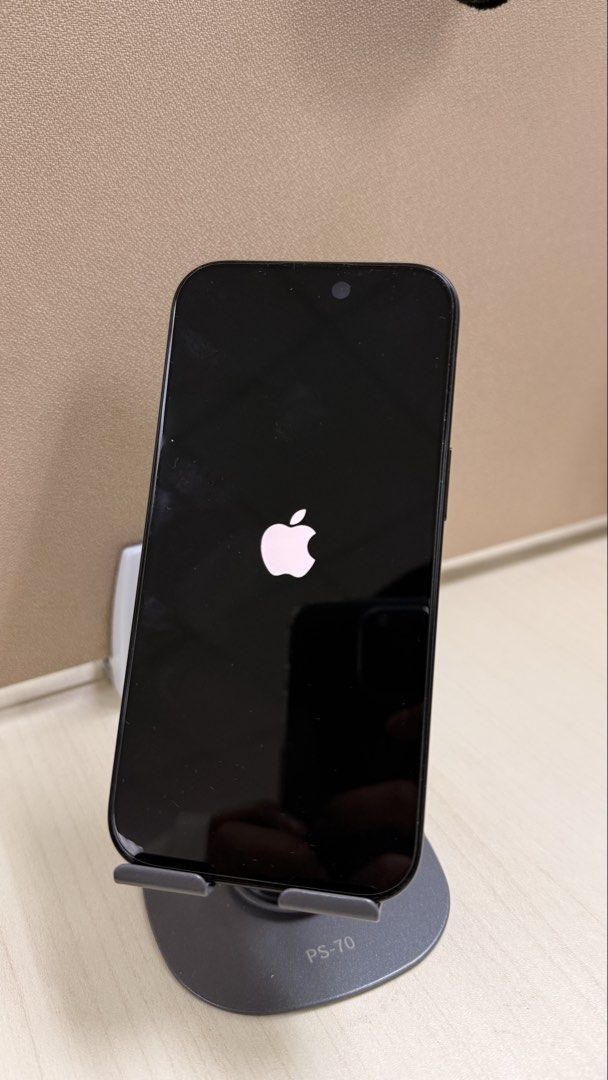 iPhone 15 Base Model (Category: iPhone 15 Series) located in Bulacan. Submitted by degalaian44742 (Listing ID 1452523778, Image 2). Description: RFS: Upgrade No performance issues and all are working well Always used with screen protector Light scratch on upper right Small paint chip on back camera Price is negotiable.
