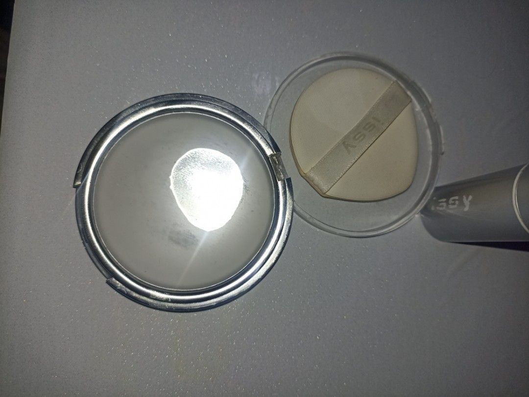 ISSY Makeup Bundle (Category: Makeup) located in Manila. Submitted by fierce.freed (Listing ID 1454226016, Image 2). Description: ✨ ISSY Makeup Bundle – ₱200 ✨ Selling as a bundle only. Included: 🤍 ISSY True Flex Gel Powder – Universal Used Approximately 30–40% remaining Broken lid (see photos) Puff included 🤍 ISSY Active Skin Stick Good condition Approximately 60–70% remaining Twist mechanism works properly Condition: Both are 100% authentic a