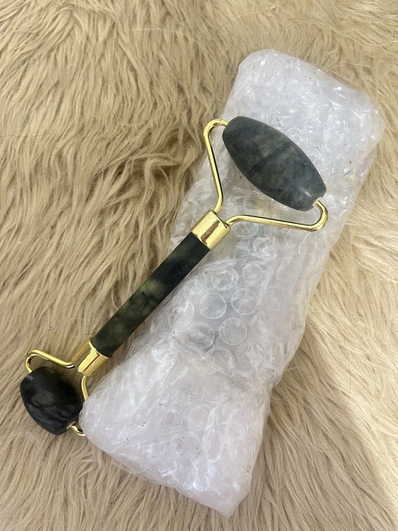 Jade Gua Sha Roller (Category: Face Care) located in San Mateo. Submitted by mnxlxsc (Listing ID 1454205406, Image 3). Description: Jade Gua Sha Face Roller (from Face Republic) I have two of the same item, selling po yung nakabubble wrap pa Never been used/opened The opened one in the picture is the personal item I'm using, added lang sa picture sa listing for item reference RFS: decluterring, extra item.