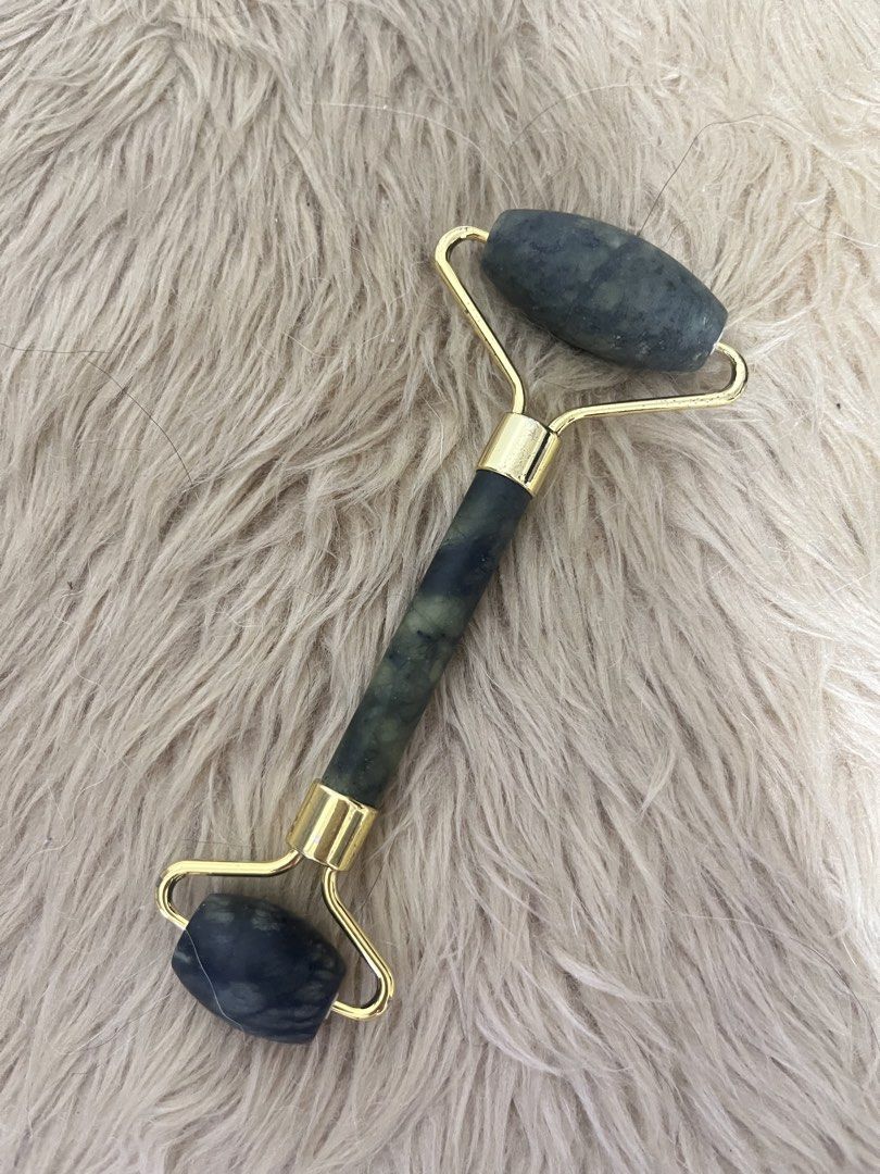 Jade Gua Sha Roller (Category: Face Care) located in San Mateo. Submitted by mnxlxsc (Listing ID 1454205406, Image 1). Description: Jade Gua Sha Face Roller (from Face Republic) I have two of the same item, selling po yung nakabubble wrap pa Never been used/opened The opened one in the picture is the personal item I'm using, added lang sa picture sa listing for item reference RFS: decluterring, extra item.