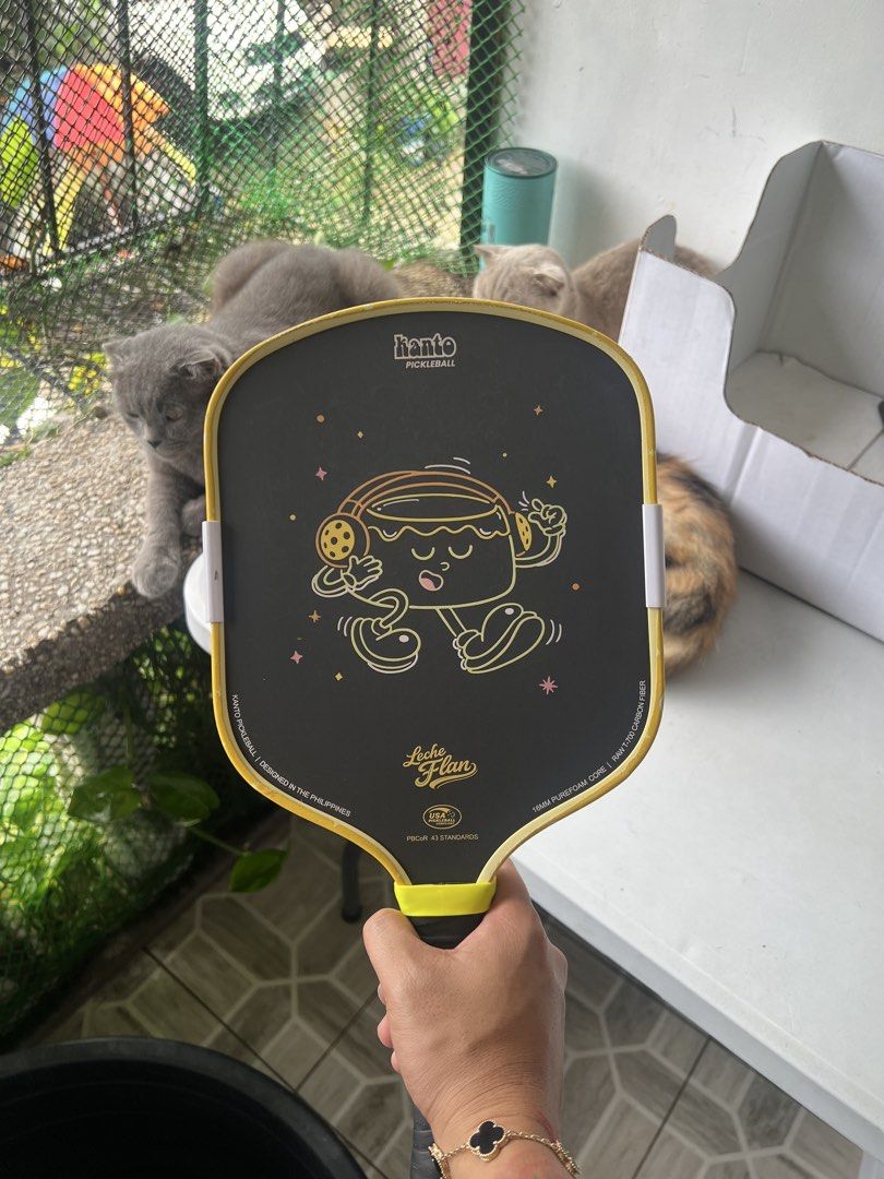 Kanto Paddle (Category: Racket and Ball Sports) located in Quezon City. Submitted by Malamigansph (Listing ID 1454288461, Image 2). Description: Selling: Kanto Leche Plan Paddle 5.3k SRP (6,890) 4-6x nagamit Condi : 9.5/10 Complete package With free paddle cleaner Edge guard from Kanto 3PCS balls PM FOR MORE DETAILED PICS LOC : QC can do meetups or via lalamove RFS: di po bagay sakin yung yellow nakakaitim.