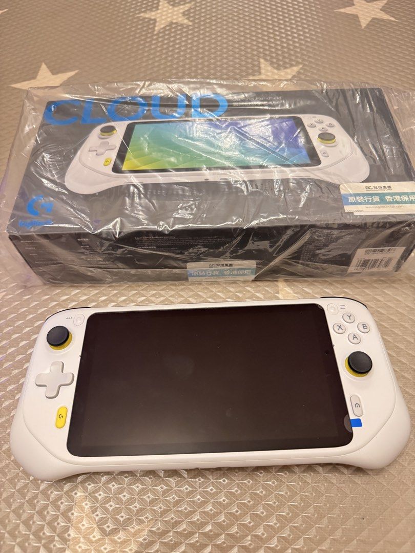 Logitech G Cloud 雲端遊戲掌機 （分類：遊戲週邊商品）位於 Hong Kong。 由 freebochubo 提交（商品編號 1454313483，圖片 2）。簡介： Logitech G Cloud 雲端遊戲手掣。白色機身，大芒。買咗冇玩過。有盒有說明書。。