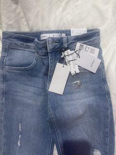 (Category: ) located in . Submitted by chloe.sellingpreloved (Listing ID 1454352818, Image 1). Description: .