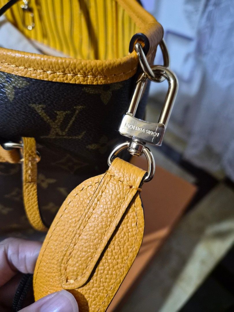 Lv neverfull bandoulier inside out (Category: Luxury Bags & Wallets) located in Pasig City. Submitted by periwinklepeach (Listing ID 1454290810, Image 3). Description: store bought complete with tag and box open for layaway.