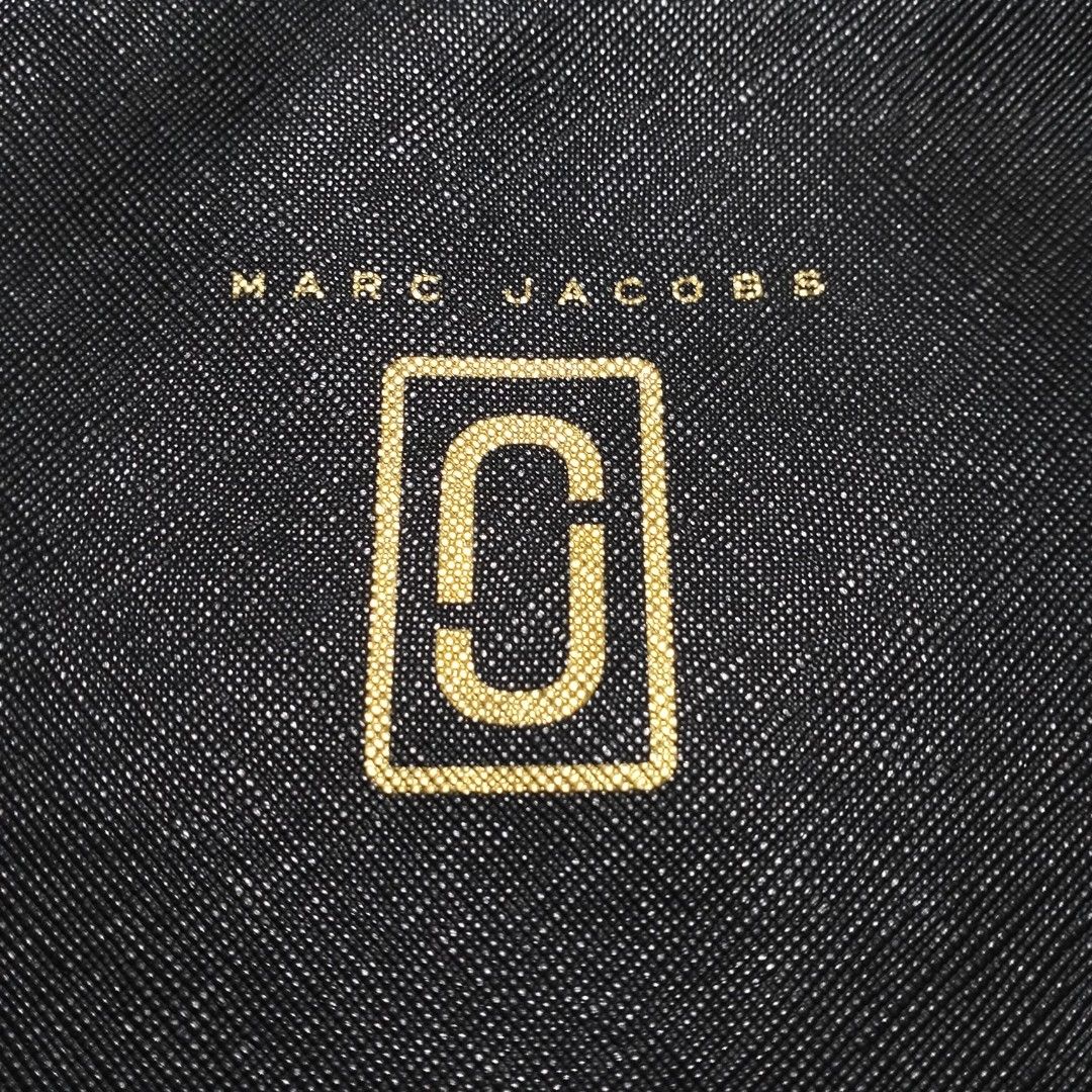 MARC JACOBS BLACK WRISTLET POUCH (Category: Luxury Bags & Wallets) located in Binangonan. Submitted by peso_made (Listing ID 1454274208, Image 3). Description: Good Condition.