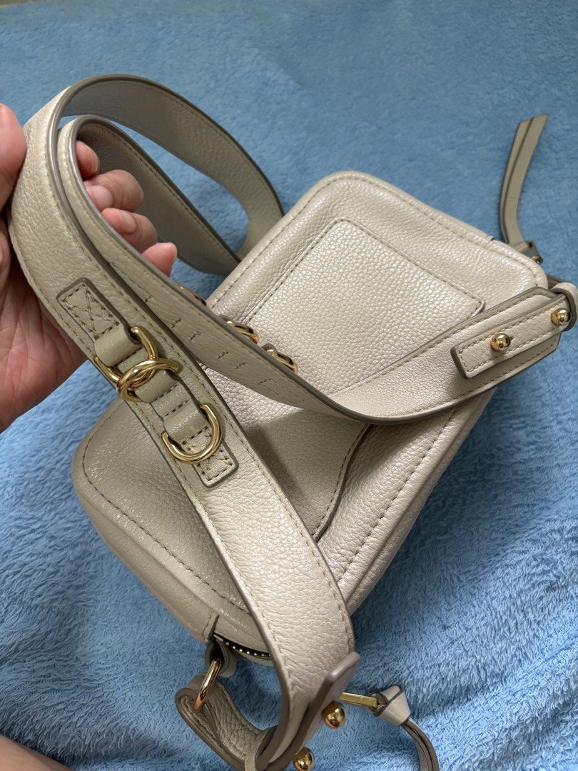 Marc Jacobs Softshot cream / MJ soft Shot (Category: Luxury Bags & Wallets) located in Quezon City. Submitted by sassygail (Listing ID 1454257976, Image 3). Description: Decluttering! Minsan lang magamit. Nice pa sana but need funds. Adjustable strap Original from Canada .
