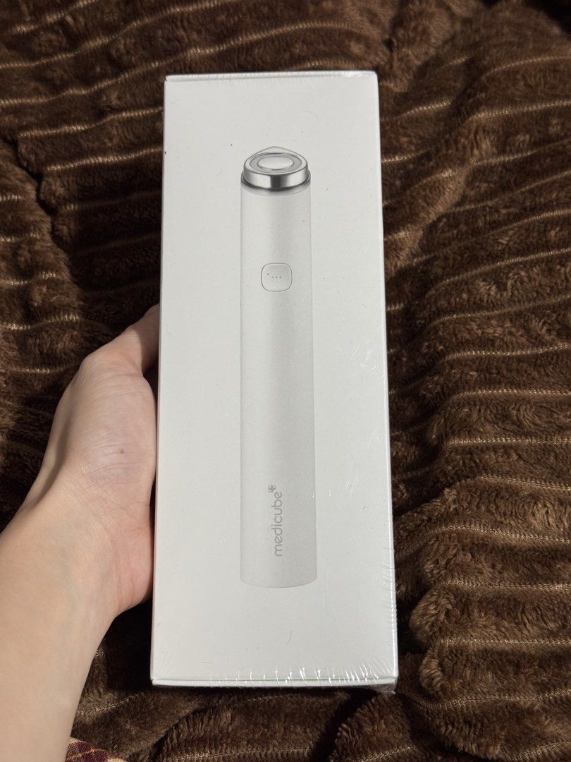 Medicube Device (Category: Face Care) located in Calamba. Submitted by Leannie018 (Listing ID 1454229092, Image 1). Description: .