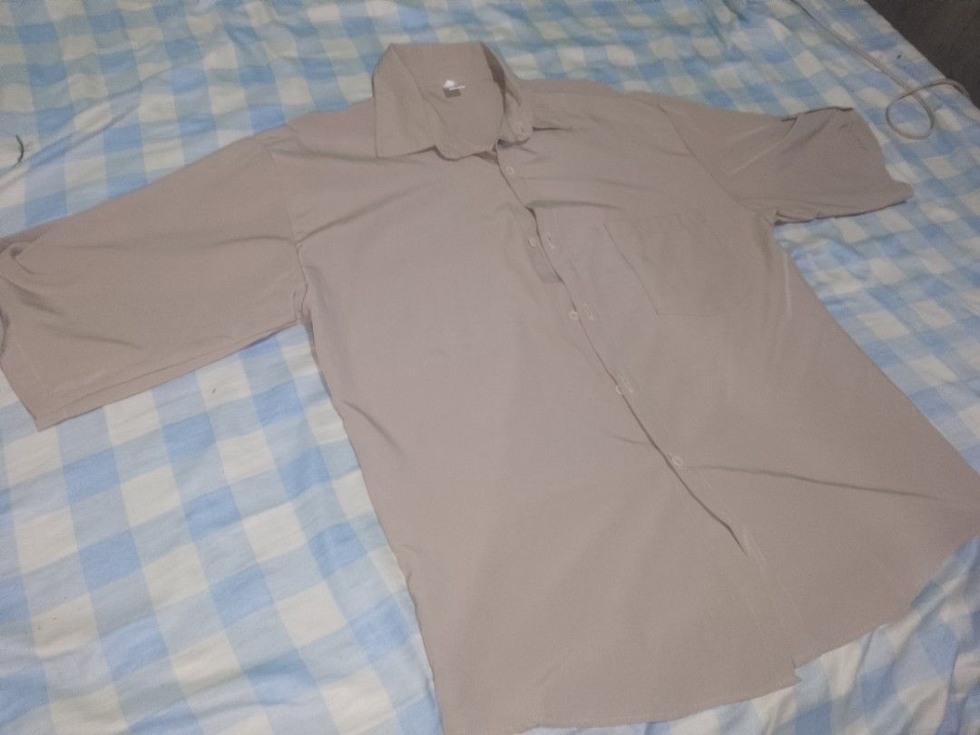 Men's Button-Up Polo/Shirt (Category: Activewear) located in Mabini. Submitted by everythingthrift.ph (Listing ID 1454289128, Image 2). Description: ✅ Casual Wear ✅ Button-up closure ✅ Chest pocket ✅ Soft and comfortable fabric ✅ Good condition.