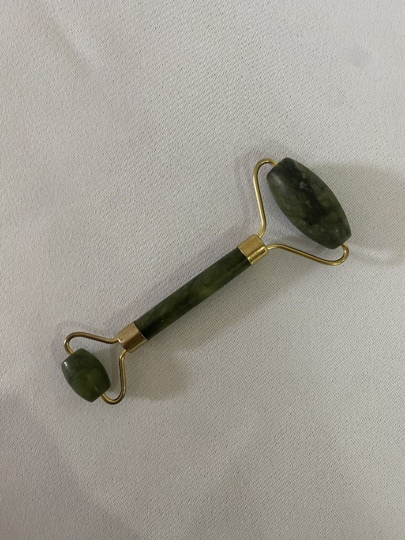 Natural Jade Facial Roller (Category: Face Care) located in Baguio. Submitted by thriftntrend. (Listing ID 1454287908, Image 2). Description: PRELOVED & WELL-LOVED Double-headed design with a larger stone for cheeks and forehead and a smaller stone for under-eye areas Polished green jadeite stone mounted on a metallic gold-colored frame.