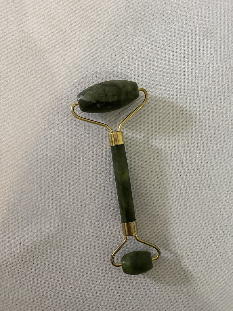 Natural Jade Facial Roller (Category: Face Care) located in Baguio. Submitted by thriftntrend. (Listing ID 1454287908, Image 1). Description: PRELOVED & WELL-LOVED Double-headed design with a larger stone for cheeks and forehead and a smaller stone for under-eye areas Polished green jadeite stone mounted on a metallic gold-colored frame.