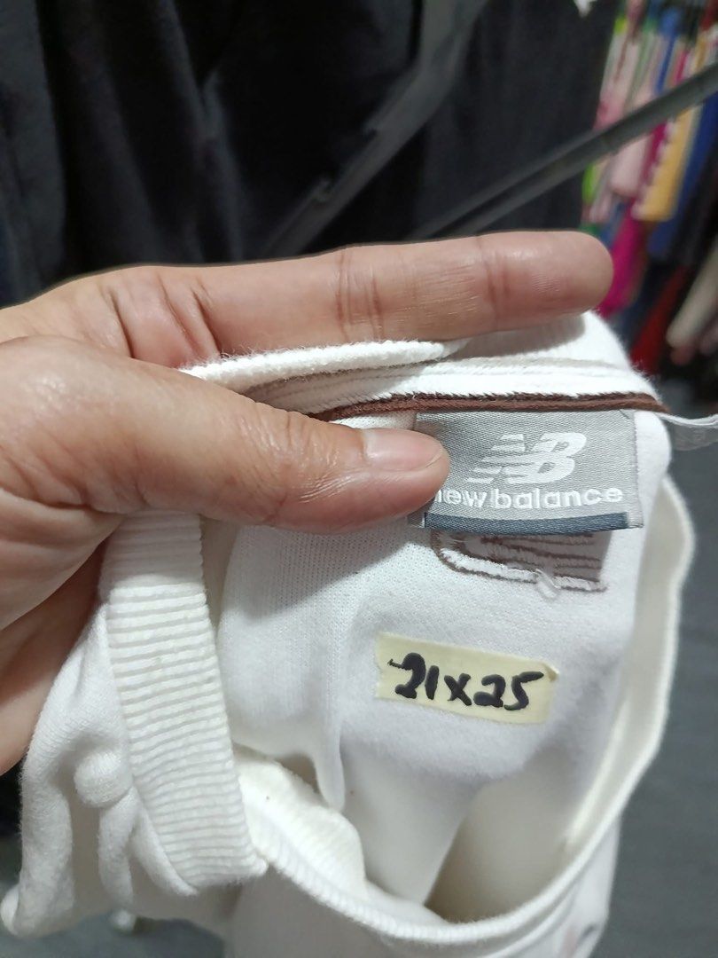 New Balance Sweatshirt (UNISEX) (Category: Hoodies) located in Abucay. Submitted by toy_corner (Listing ID 1454227057, Image 2). Description: No issue Like new condition Size: M Dimes :21 X 26 inches.