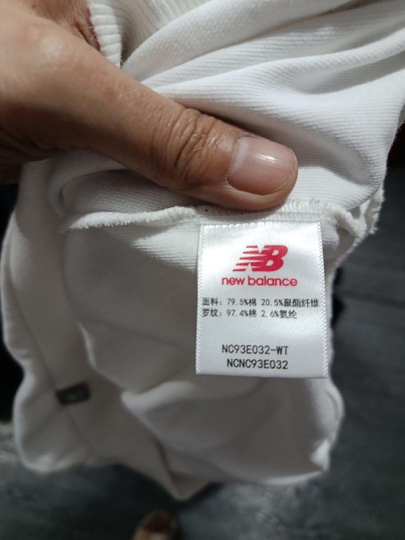 New Balance Sweatshirt (UNISEX) (Category: Hoodies) located in Abucay. Submitted by toy_corner (Listing ID 1454227057, Image 3). Description: No issue Like new condition Size: M Dimes :21 X 26 inches.