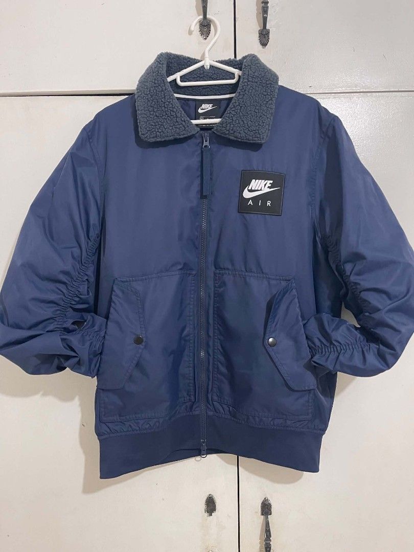 Nike Air Shearling Collar Bomber Jacket – Navy Blue (Category: Coats, Jackets and Outerwear) located in Caloocan City. Submitted by luwest (Listing ID 1454199722, Image 1). Description: Condition: Second-hand, somewhat good — light wear, branding intact. Price Range: ₱1,800 – ₱2,200..