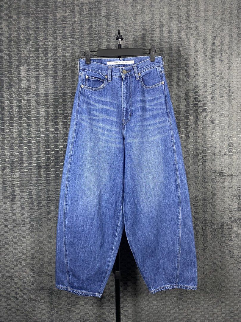 Niko And Blue Washed Balloon Pants (Category: Jeans) located in Bacolod City. Submitted by treasurehunts.6100 (Listing ID 1454354908, Image 1). Description: Niko And Blue Washed Balloon Pants Condition - Excellent Color - Blue Color rate - 9.8 / 10 No Flaws Size M Dimensions : Waist - 28 Length - 38.5 Thigh - 12.5 Leg Opening - 8.5 Brands you might find on my profile : ( Cos, Uniqlo, H&M, Zara, Muji, Ralph Lauren, Hugo Boss, Fred Perry, Lacoste, 
