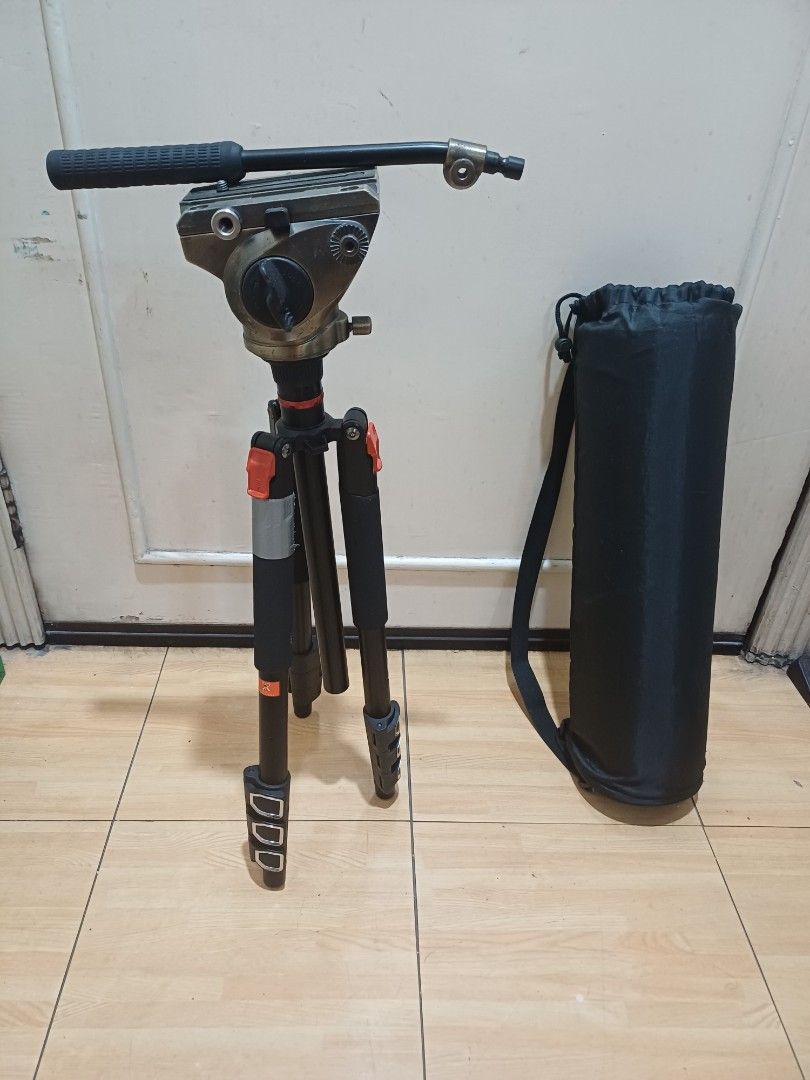 OEM Fluid Head Tripod with Carrying Bag (Category: Tripods & Monopods) located in Mandaluyong City. Submitted by vefj888 (Listing ID 1454209988, Image 1). Description: - Heavy-duty solid metal construction - Smooth panning and tilting action - Includes padded carrying bag for protection and transport. - Ideal for professional photography and videography - Legs needs repair. - Missing handle screw. - Sold as is.