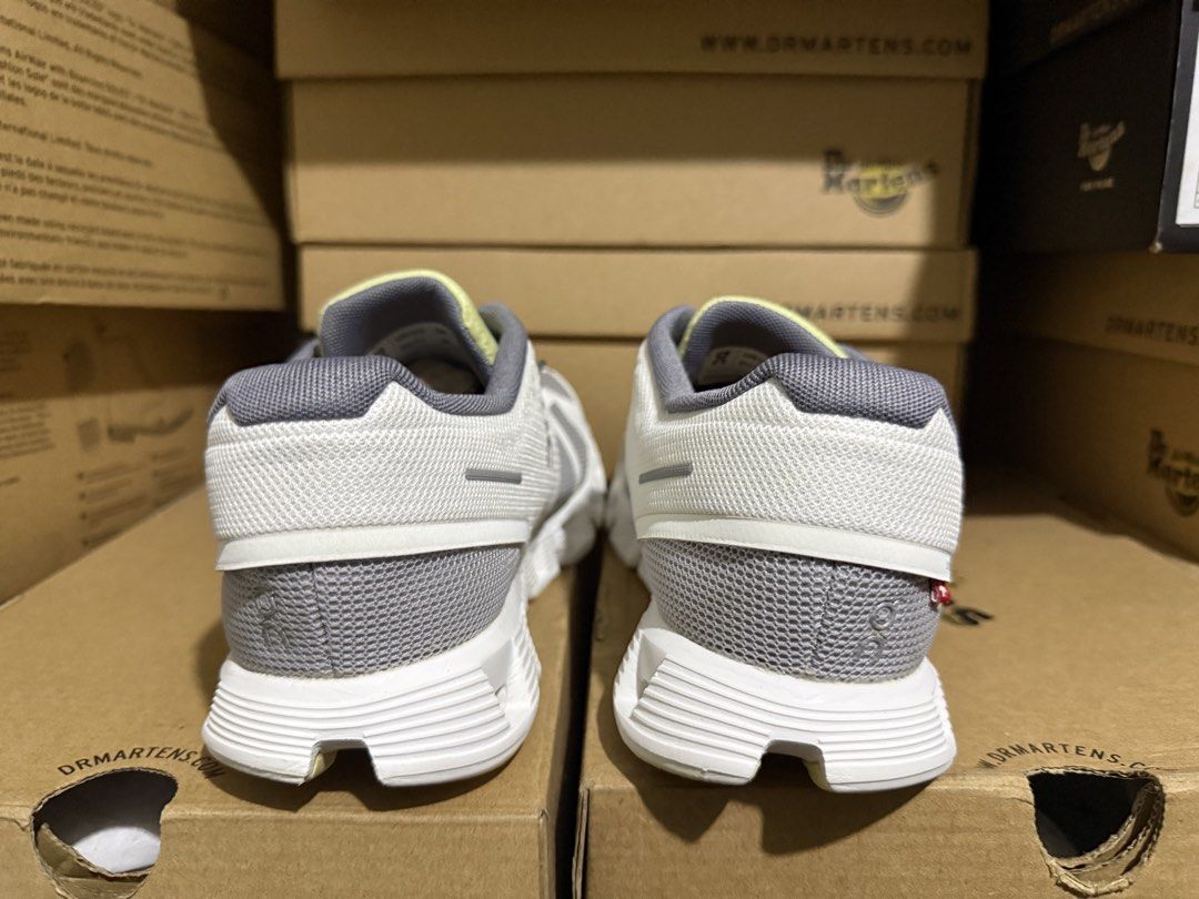 On Cloud 5 Cloud Push 8Us (Category: Sneakers) located in Quezon City. Submitted by edsantos27 (Listing ID 1454317840, Image 3). Description: Porseyl Only! No swap On Cloud 5 Cloud Push Sneakers 👟 Made in Vietnam 🇻🇳 Us8 Men’s, Uk7.5, 41eu, 26cm Php 3,000 firm x Non Negotiable Pm if interested No hidden issues Posted all angles of the pair .