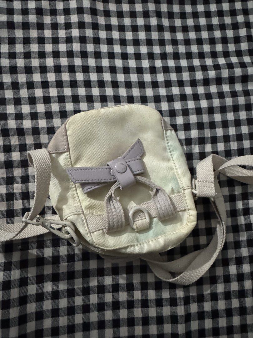 Original Doughnut Sling Bag (Category: Cross-body Bags) located in Las Pinas. Submitted by nmordanoso (Listing ID 1454192623, Image 2). Description: - Original Doughnut sling bag - Lightweight and perfect for daily use - Almost bnew condition.