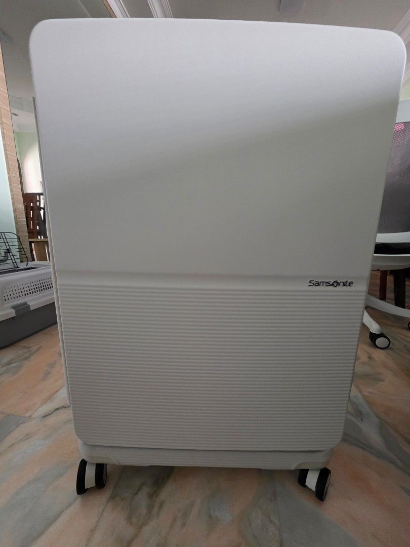 Original Samsonite flatform spinner (Category: Luggage) located in Quezon City. Submitted by BestBuysPh (Listing ID 1454291302, Image 1). Description: onhand samsonite brandnew with tags no box 75/28 spinner color ivory gcash or bank transfer original authentic neg sa sure buyer 5kgs.