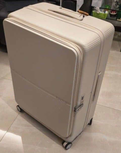 Original Samsonite flatform spinner (Category: Luggage) located in Quezon City. Submitted by BestBuysPh (Listing ID 1454291302, Image 3). Description: onhand samsonite brandnew with tags no box 75/28 spinner color ivory gcash or bank transfer original authentic neg sa sure buyer 5kgs.