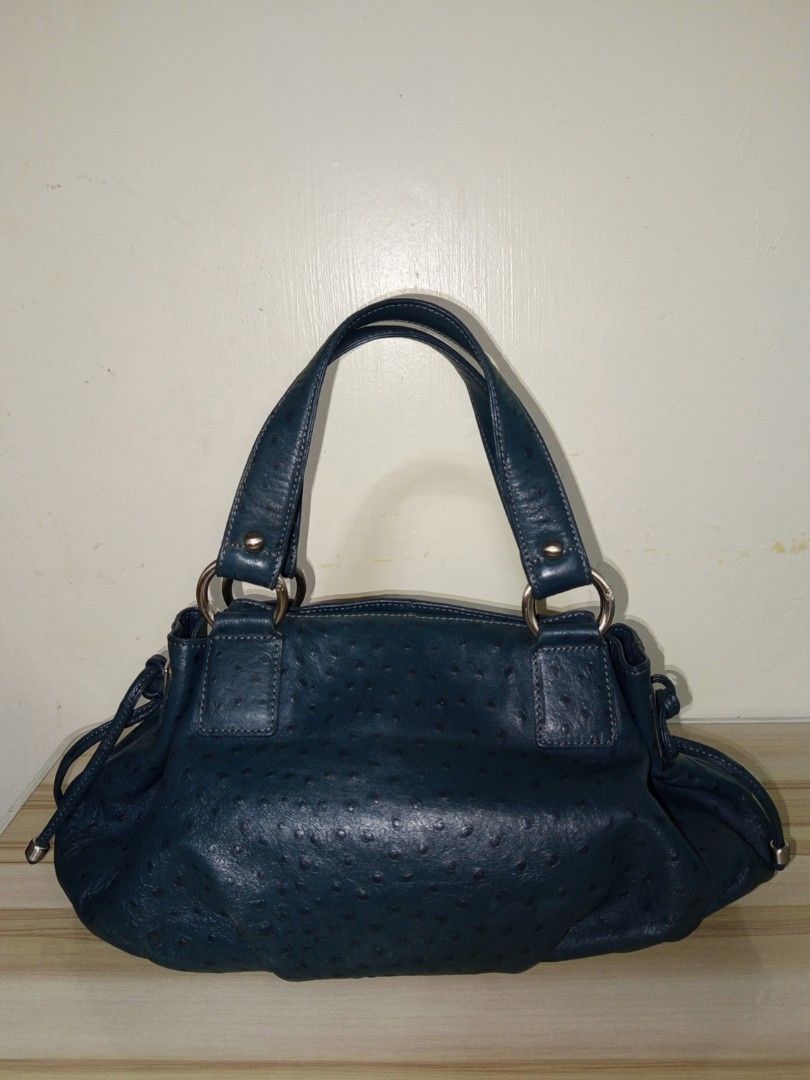 ESQUIRE OSTRICH LEATHER HAND BAG/KILI (Category: Luxury Bags & Wallets) located in Caloocan City. Submitted by lalillypetals (Listing ID 1454224126, Image 2). Description: in good condition. see last pic small flaw sa loob ng bag.