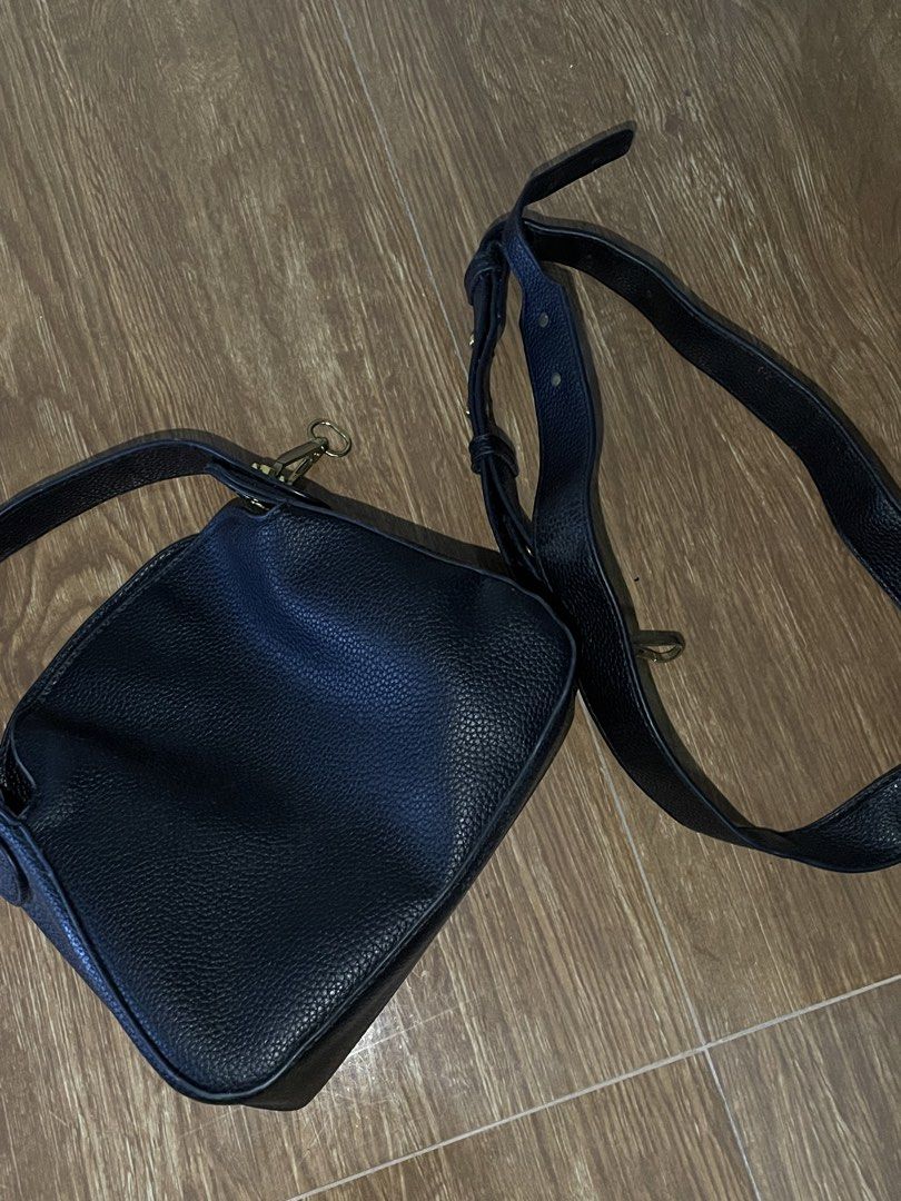 Parisian Black Leather Handbag with Detachable Strap (Category: Shoulder Bags) located in Valenzuela. Submitted by seoshop (Listing ID 1454312452, Image 3). Description: - Black pebbled leather handbag - Top handle and detachable shoulder strap - Used but not abused.
