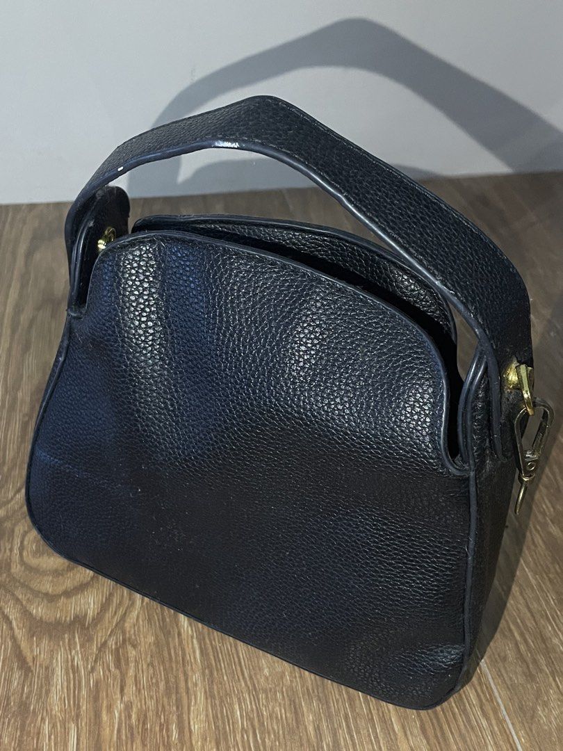 Parisian Black Leather Handbag with Detachable Strap (Category: Shoulder Bags) located in Valenzuela. Submitted by seoshop (Listing ID 1454312452, Image 2). Description: - Black pebbled leather handbag - Top handle and detachable shoulder strap - Used but not abused.