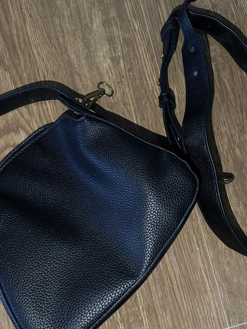 Parisian Black Leather Handbag with Detachable Strap (Category: Shoulder Bags) located in Valenzuela. Submitted by seoshop (Listing ID 1454312452, Image 1). Description: - Black pebbled leather handbag - Top handle and detachable shoulder strap - Used but not abused.
