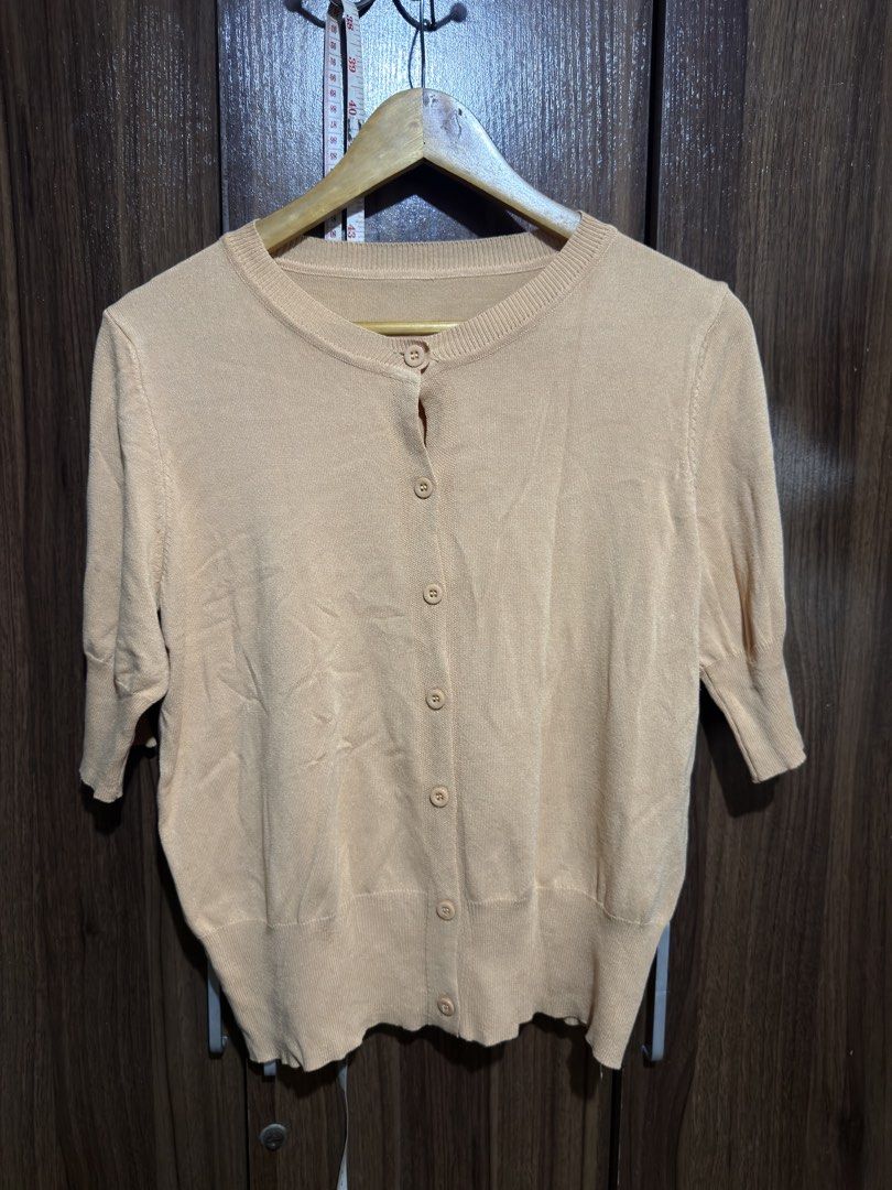 Peach Knitted Blouse (Category: Blouses) located in Cavite. Submitted by rrppreloved (Listing ID 1454213542, Image 2). Description: Complete buttons Can fit M-SEMI LARGE.