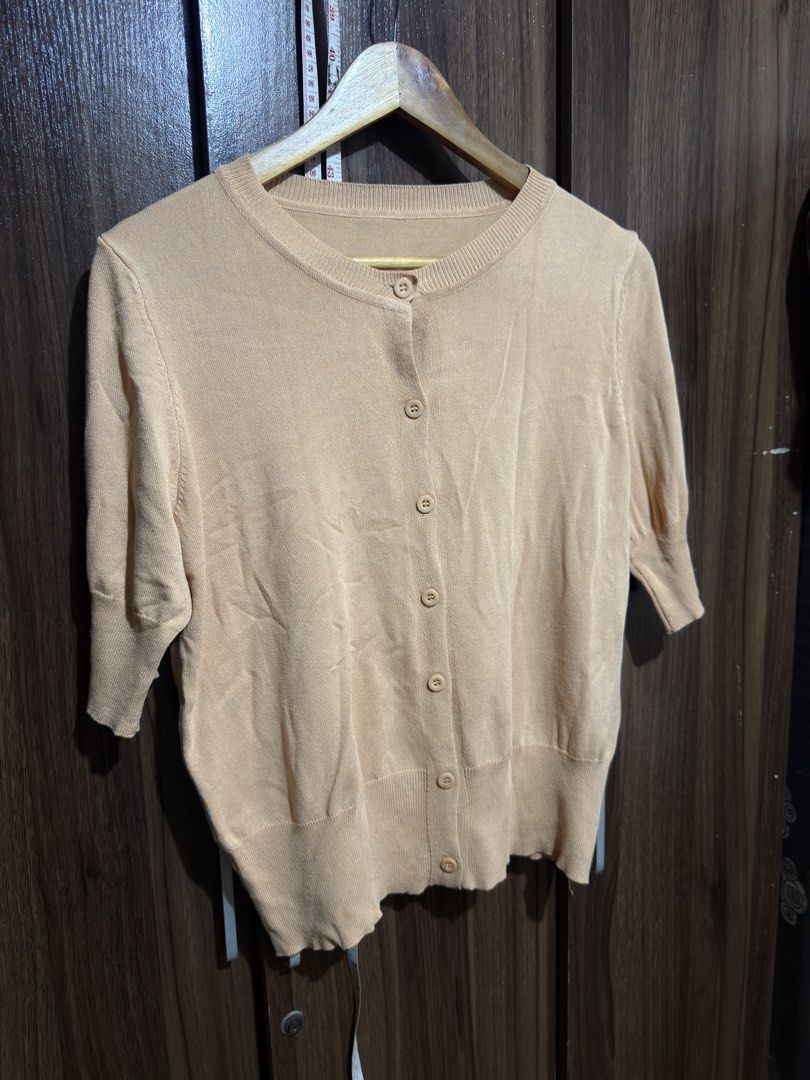 Peach Knitted Blouse (Category: Blouses) located in Cavite. Submitted by rrppreloved (Listing ID 1454213542, Image 3). Description: Complete buttons Can fit M-SEMI LARGE.