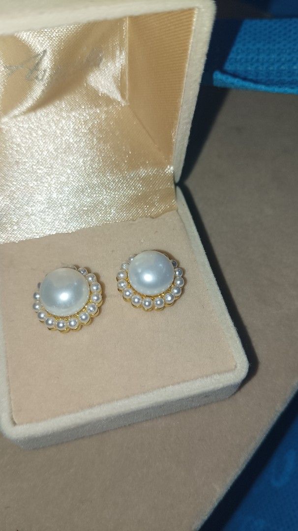 Pearl and Gold Flower Earrings (Category: Earrings) located in Manila. Submitted by princessfarrah_30 (Listing ID 1454345589, Image 3). Description: - Cute pearl earrings with a beautiful gold flower design. - Features a large pearl in the center, encircled by smaller pearls. - Comes in a lovely gift box, making it perfect for presents. - Adds a touch of elegance to any outfit. - Ideal for gifting or a special treat for yourself..